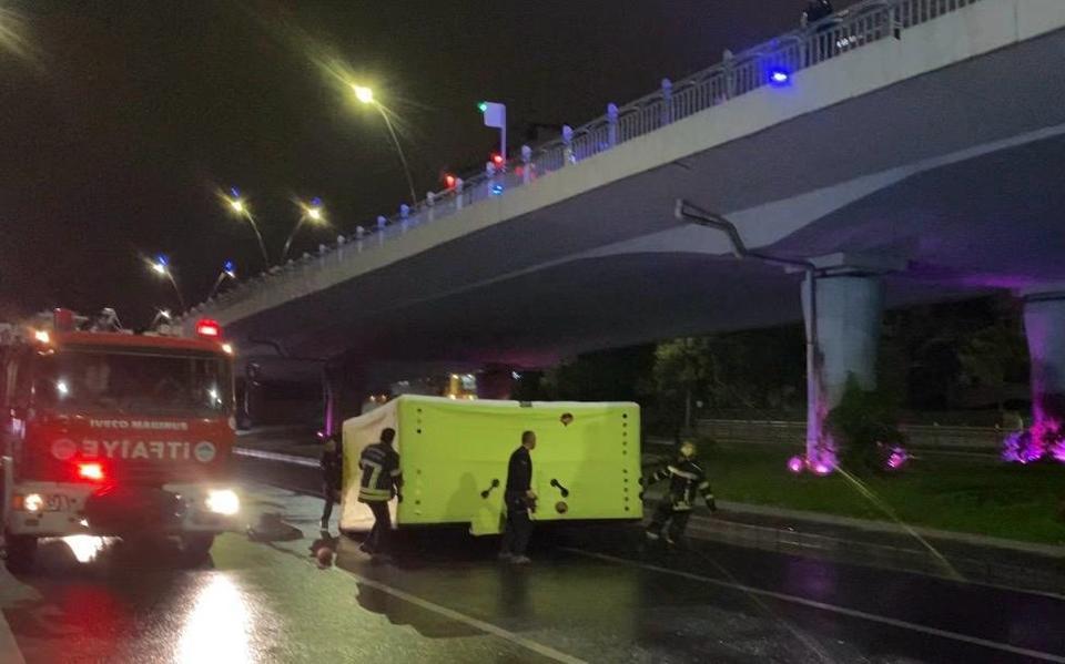 Köprüye çıkan şahsı polis ekipleri ikna etti