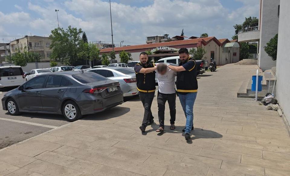 Arkadaşının 12 yaşındaki çocuğuna yaptırdığı pes dedirtti