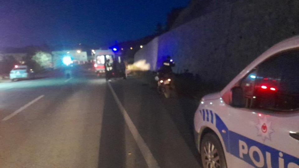 Emniyet şeridinde otomobilin çarptığı adam hayatını kaybetti