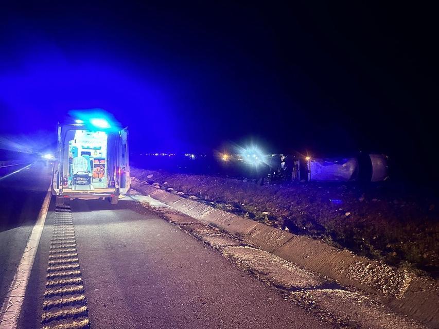 MARDİN'DE KONTROLDEN ÇIKAN MİNİBÜS TAKLA ATTI: 3 YARALI