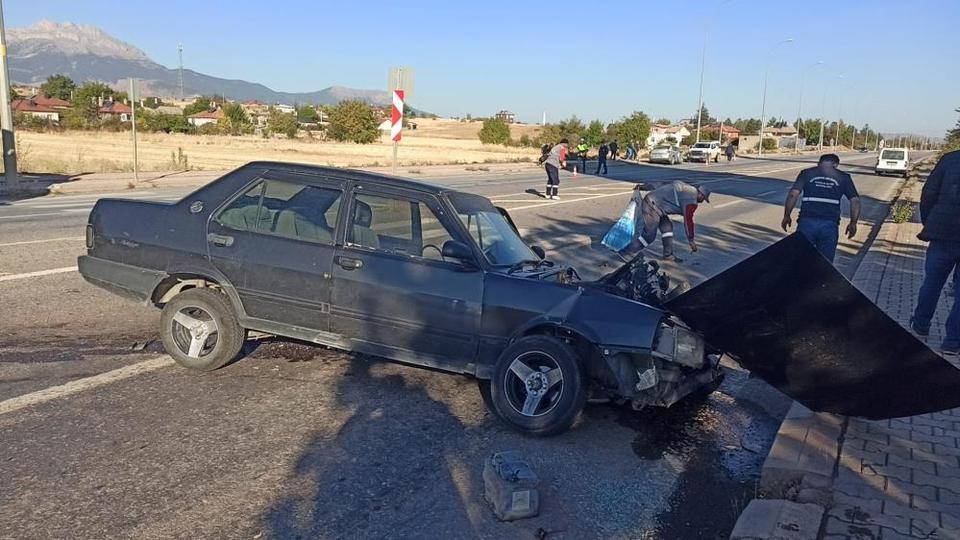 Otomobiller çarpıştı: 1 yaralı