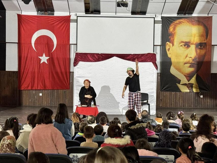 Karacasu'da çocuklar tiyatroyla eğlendi