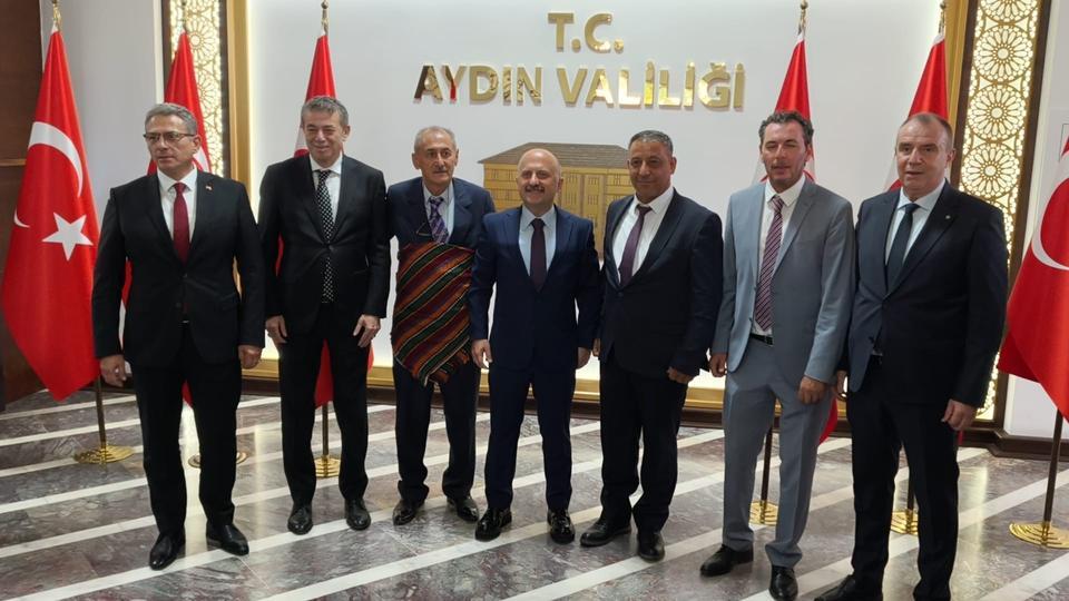 İLİN AHİSİ'NE ÖDÜLÜNÜ AYDIN VALİSİ VAROL VERDİ