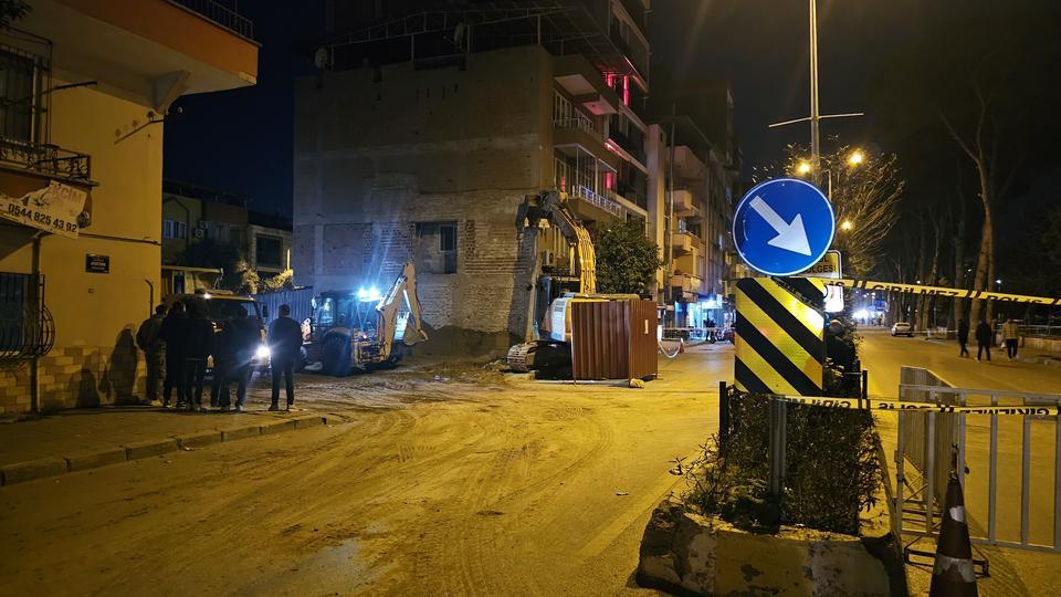 3 KATLI BİNA YIKILMASIN DİYE KEPÇEYLE DESTEKLENDİ