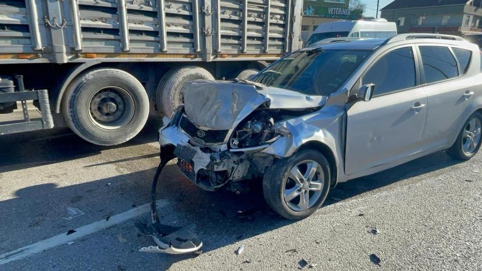 Otomobil hafif ticari araca çarptı: 6 yaralı