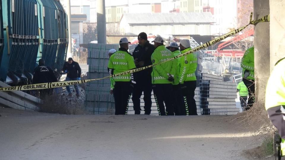 Yük treninin çarptığı genç hayatını kaybetti