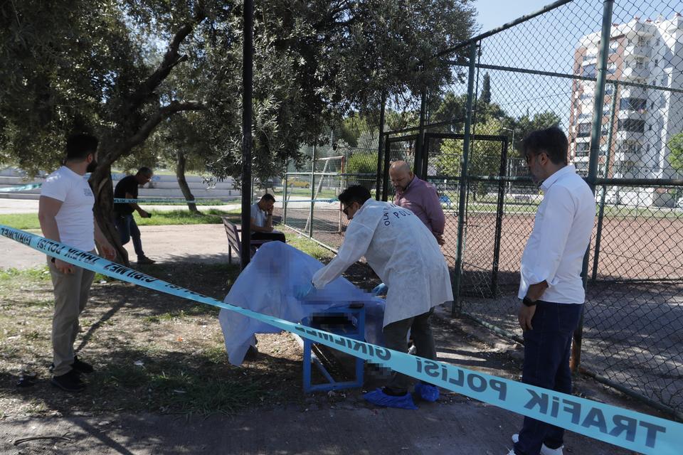 Parkta ölü bulundu