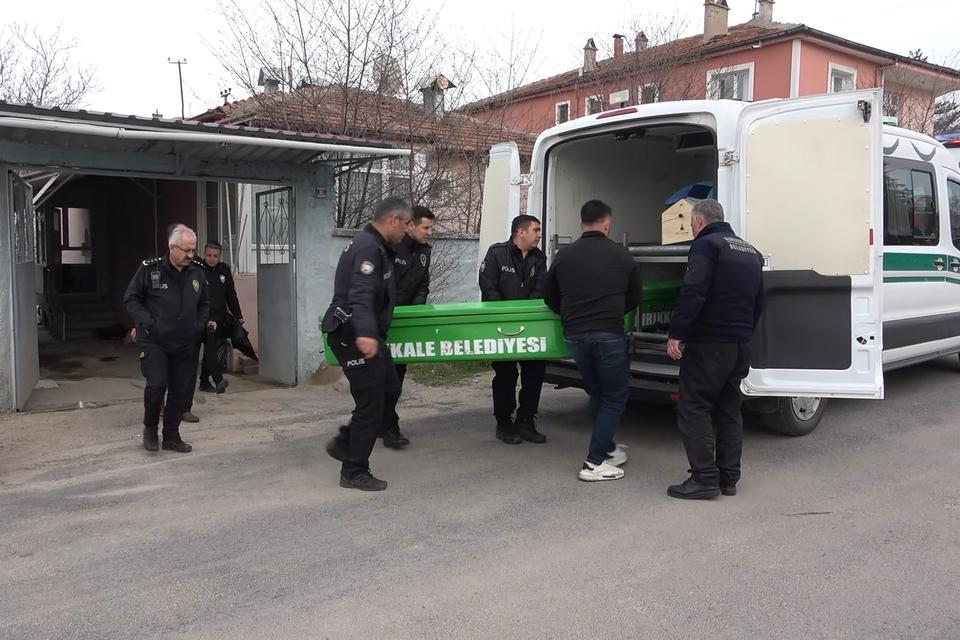 Babalarını bıçak ve baltayla öldürdüler