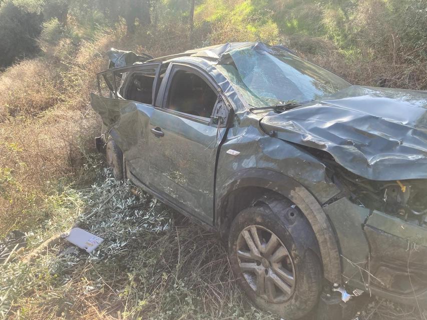 UÇURUMA DEVRİLEN OTOMOBİLİN KADIN SÜRÜCÜSÜ HALAT YARDIMIYLA KURTARILDI