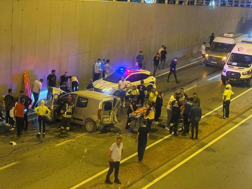 Hafif ticari araçla otomobilin karıştığı kazada: 1'i ağır 7 kişi yaralandı