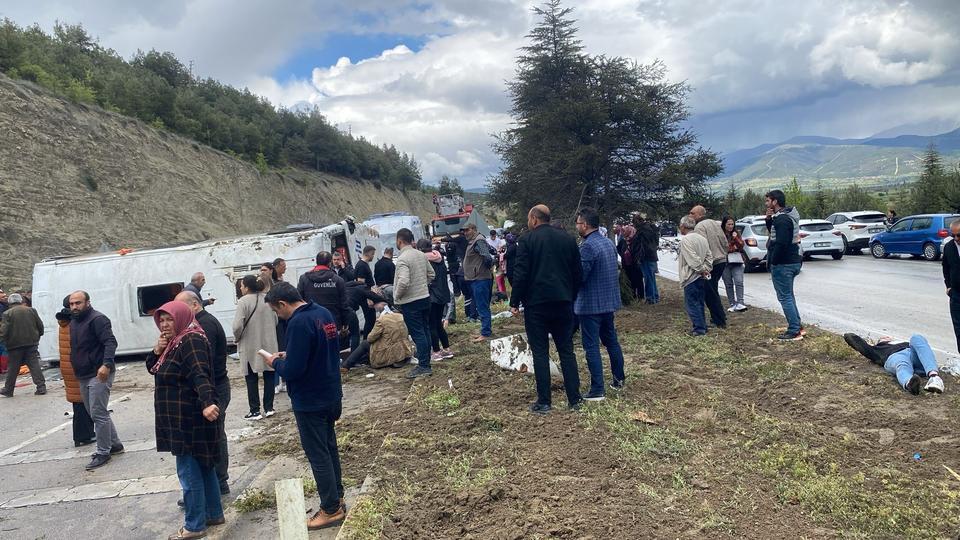 ISPARTA'DA KONTROLDEN ÇIKAN YOLCU MİDİBÜSÜ DEVRİLDİ: 15 YARALI ISPARTA VALİSİ ABDULLAH ERİN: "KAZADA TOPLAM 15 VATANDAŞIMIZ YARALANDI, ANCAK HAYATİ TEHLİKELERİ BULUNMUYOR" "KAZANIN MEYDANA GELDİĞİ BÖLGEDE DAHA ÖNCE DE BENZER OLAYLAR YAŞANDIĞINI BİLİYORUZ, BU NEDENLE GEREKLİ ÖNLEMLERİALACAĞIZ"