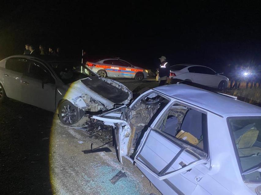 Kafa kafaya çarpışan iki otomobilde 7 kişi yaralandı: Çocukların durumu ağır