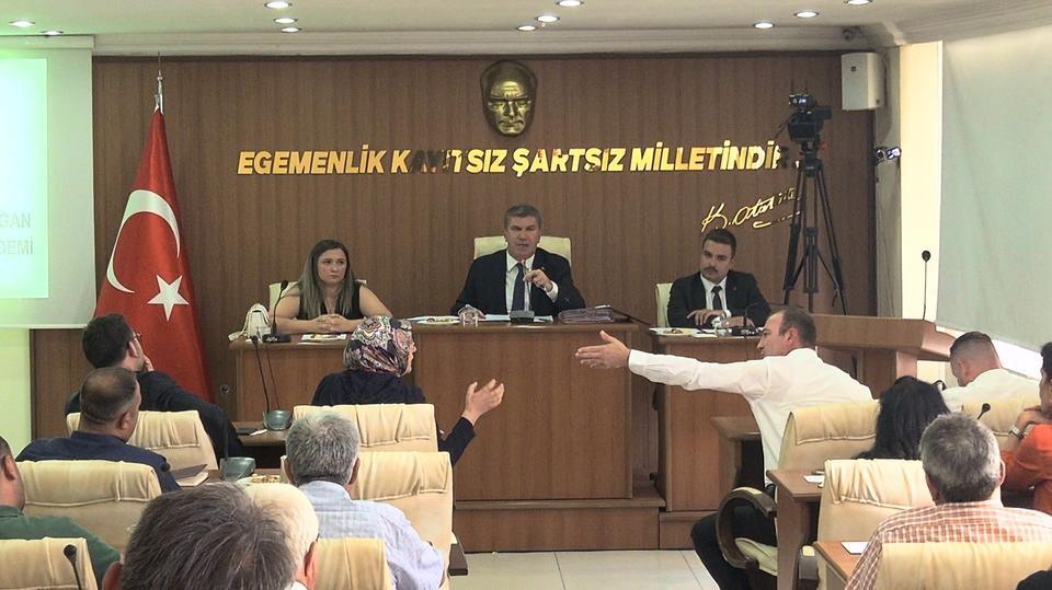 Belediye meclisinde gergin anlar