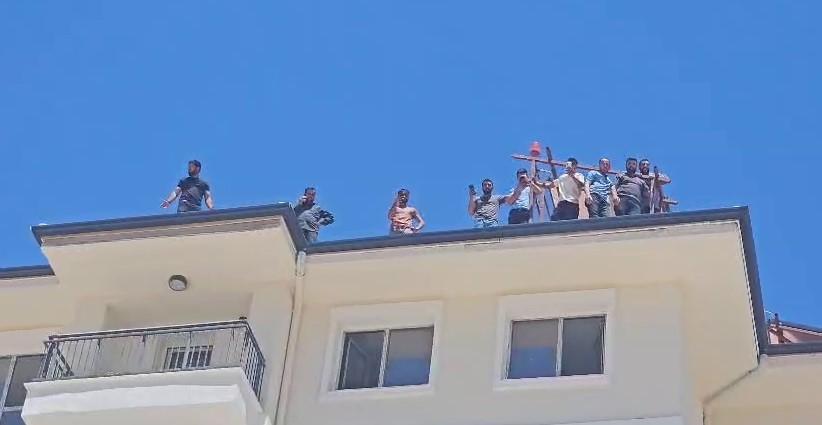Paralarını alamayan işçiler binanın tepesine çıktı