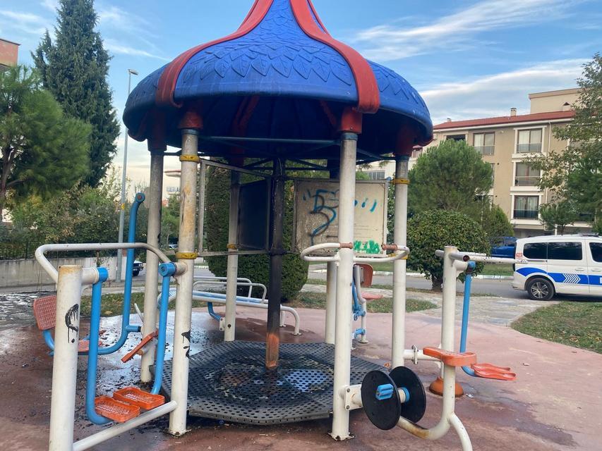 Parkta oynayan çocuklar oyuncağı ateşe verdi