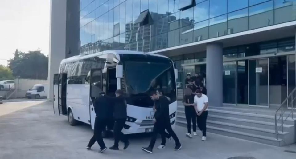 İNTERNETTE KADIN KILIĞINA GİRİP EVLİLİK VAADİYLE KANDIRDILAR, SONRA TEHDİT ETTİLER BURSA'DAKİ SİBER OPERASYONUNDA 10 KİŞİ TUTUKLANDI