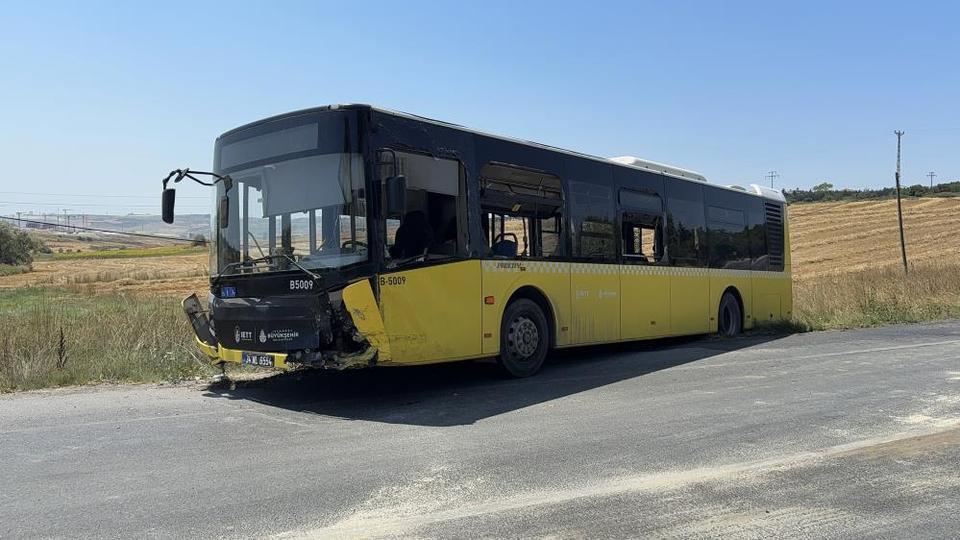 Otobüsü ile otomobil kafa kafaya çarpıştı