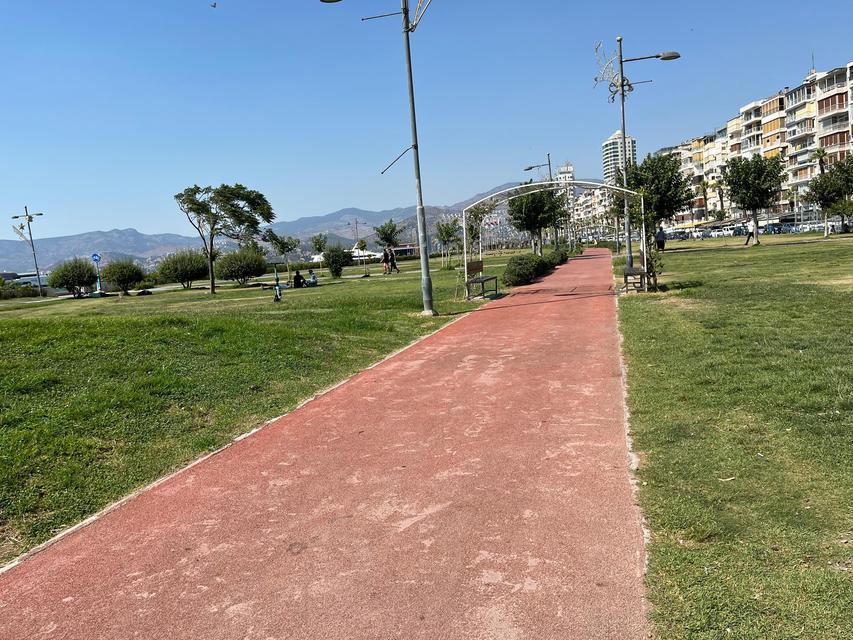 İZMİR'DE SICAK HAVA BUNALTTI, VATANDAŞLAR AĞAÇ GÖLGELERİNE KAÇTI