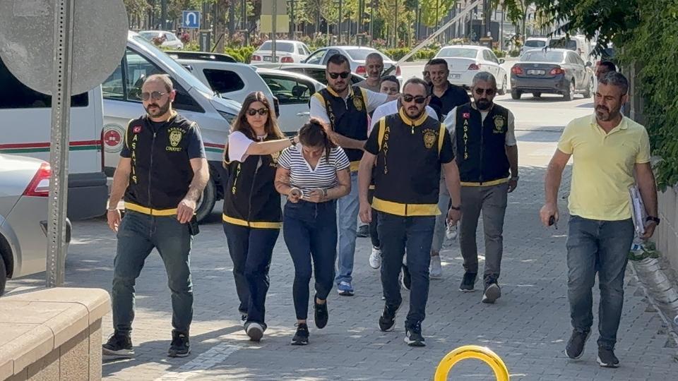 Ablasını öldürüp, arkadaşını bıçakladı