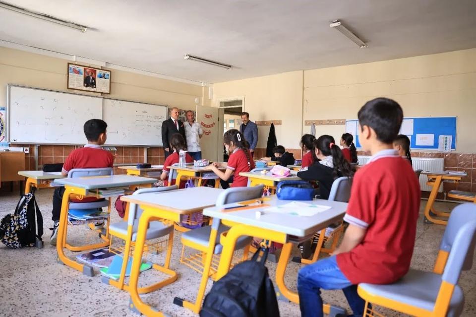 İncirliova’da hayırsever tarafından bağışlanan sıralar okula teslim edildi