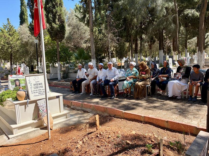 AYŞENUR EZGİ EYGİ VEFATININ İKİNCİ YILINDA MEZARI BAŞINDA DUALARLA ANILDI