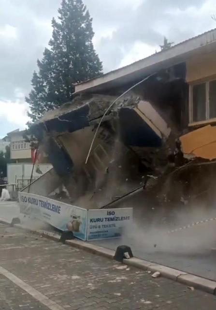 Depremde hasar gören bina kendiliğinden yıkıldı