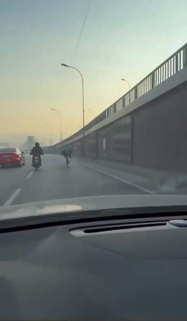 BİSİKLETİN ÜSTÜNDE YATARAK TRAFİĞİ TEHLİKEYE SOKTU BİSİKLET ÜSTÜNDE AKROBASİ HAREKETİ YAPAN ŞAHIS ÖLÜME MEYDAN OKUDU