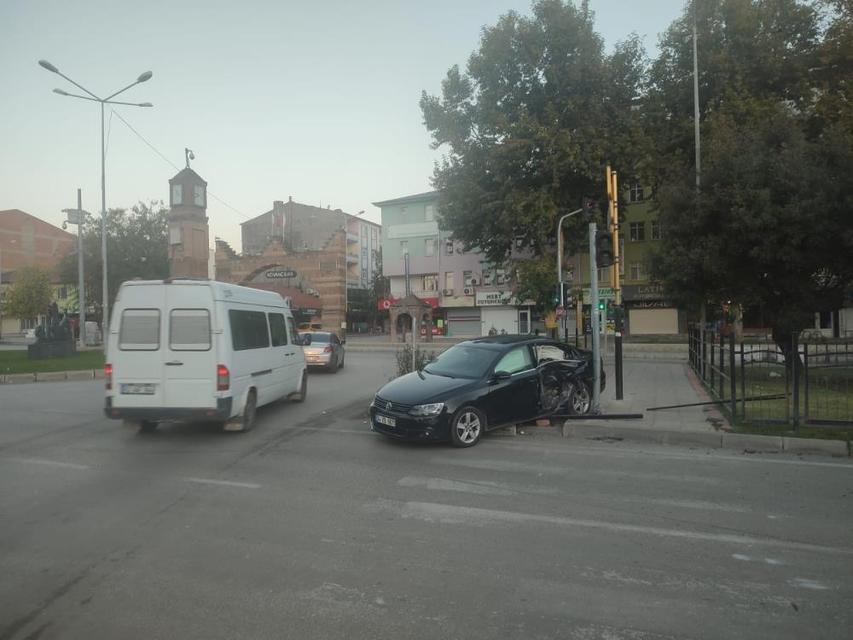 Otomobille panelvanın çarpıştı
