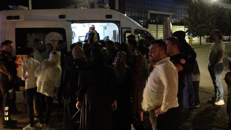 MALATYA'DA HALAYDA "ELİNİ TUTTUN" KAVGASI: 3 YARALI