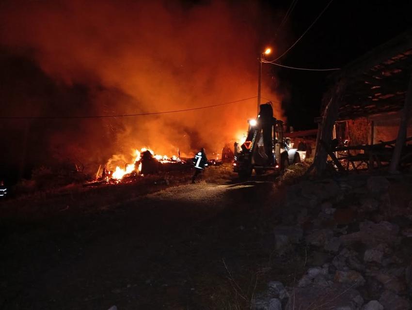 Alevlere teslim olan ev, samanlık ve balyalar küle döndü