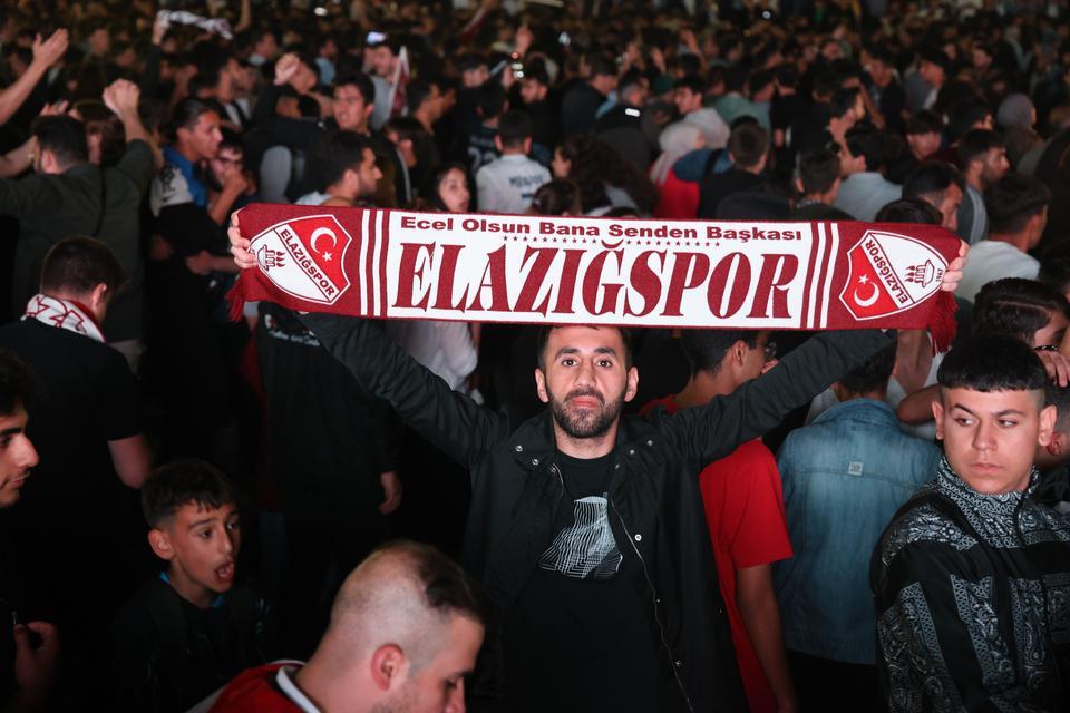 Elazığspor TFF 2. Lig’e yükseldi, sokaklar bayram havasına döndü