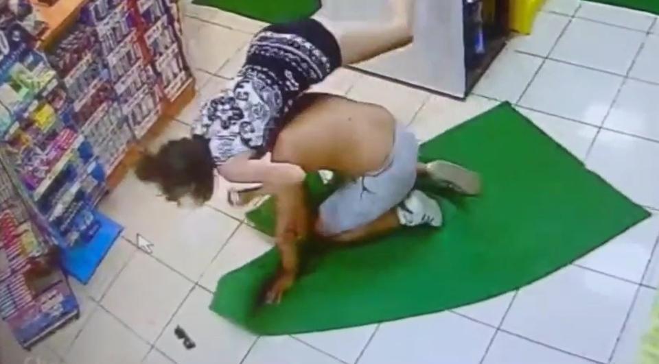 FETHİYE'DE AKARYAKIT İSTASYONUNDAKİ GASP ANI KAMERALARA YANSIDI