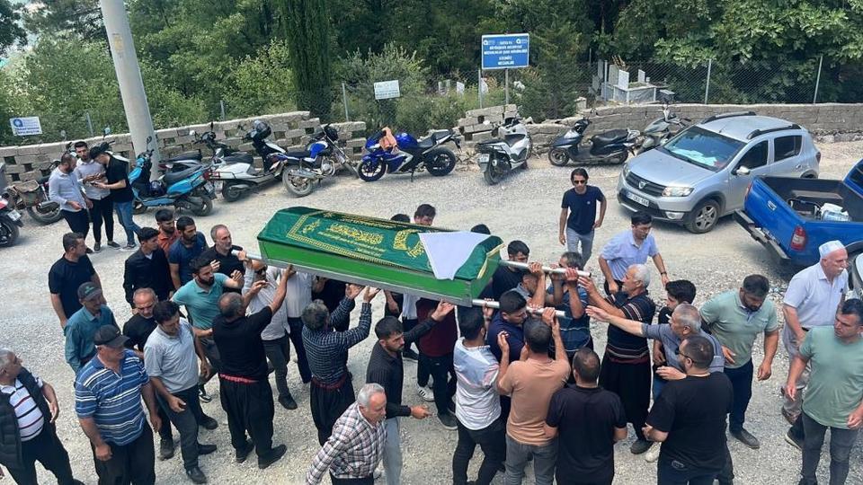48 gün önce dünya evine girmişti: Kazada hayatını kaybeden Erik toprağa verildi
