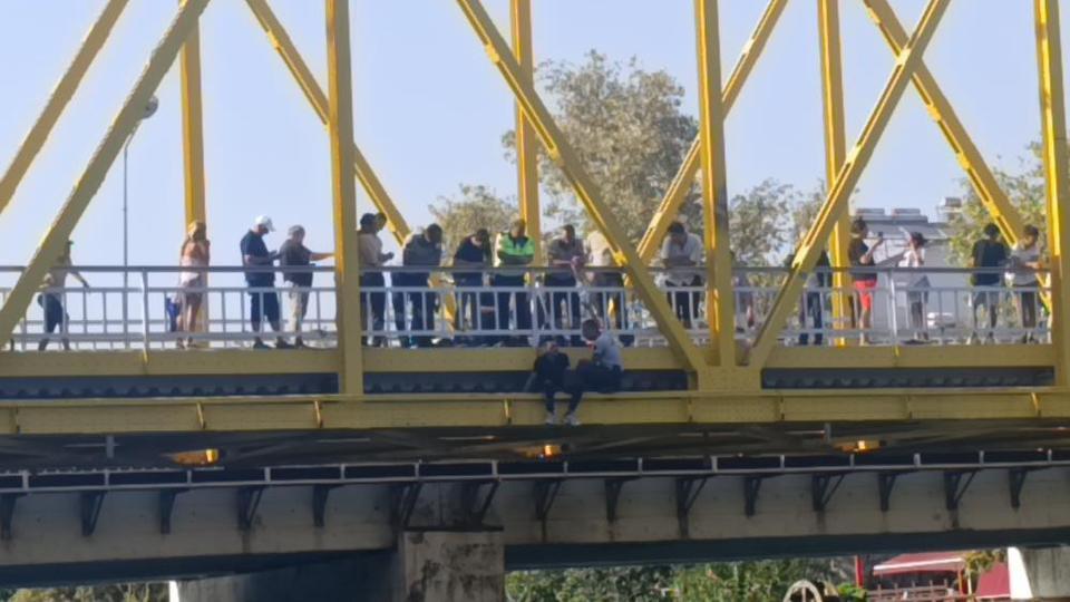 Köprüye çıkan şahsı Özel Güvenlik görevlileri vazgeçirdi