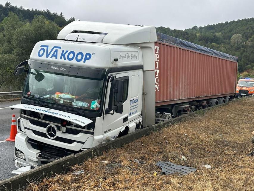 Tır bariyerlere çarptı: 1 yaralı