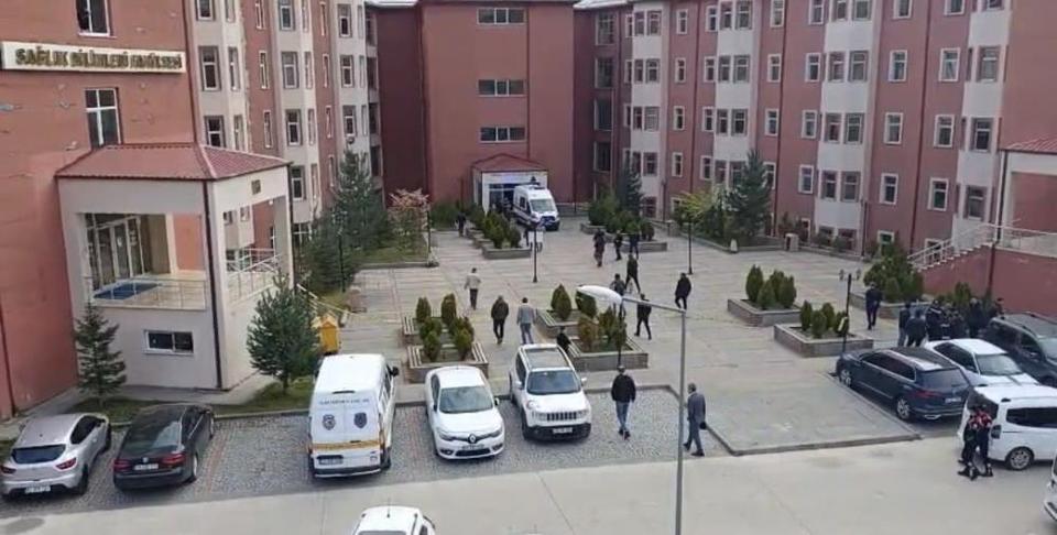 Üniversite personeli, mesai arkadaşını silahla rehin aldı