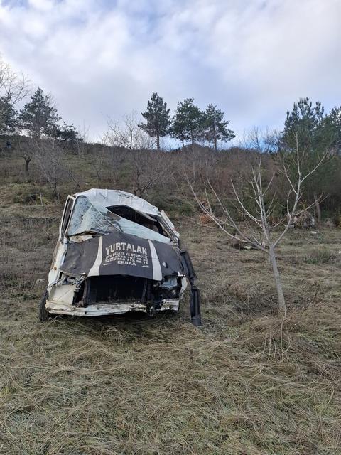 Şarampole devrilen minibüs hurda yığınına döndü