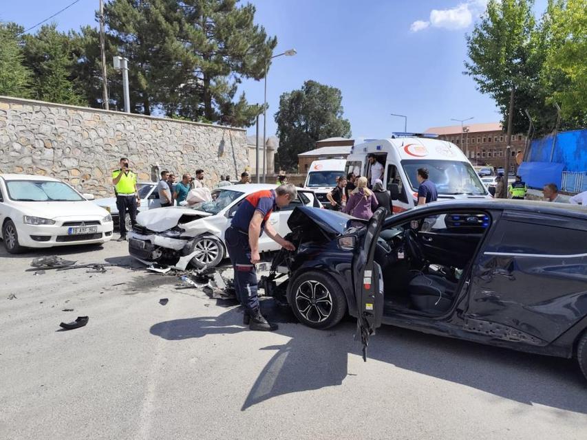 Otomobiller çarpıştı: 10 yaralı