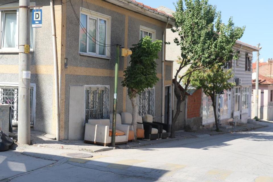 Belediyenin oturacak yer yapmadığı duraklara vatandaş evinden koltuk getirdi