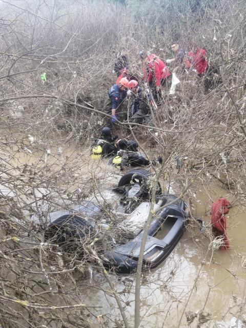 Otomobil dereye uçtu: 2 kız kardeş hayatını kaybetti
