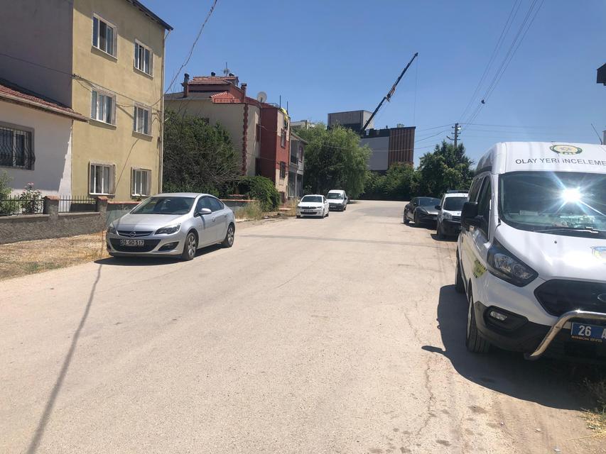 İKİ ÇOCUK BABASI YATAĞINDA ÖLÜ BULUNDU