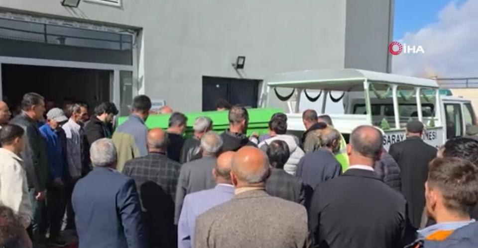 Köpeklerin saldırısında ölen çocuk gözyaşları içinde toprağa verildi