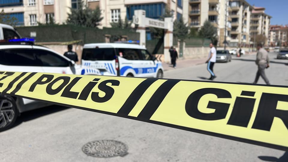 KARISINI BIÇAKLA AĞIR YARALAYIP KENDİNİ BIÇAKLADI