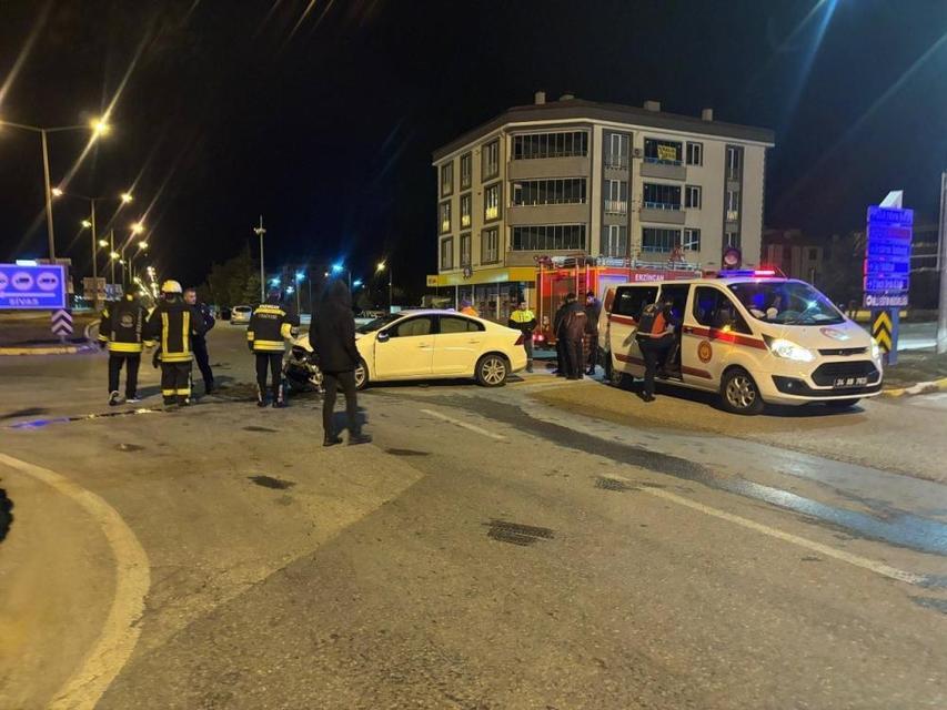 İki otomobil çarpıştı: 1’i ağır 3 yaralı