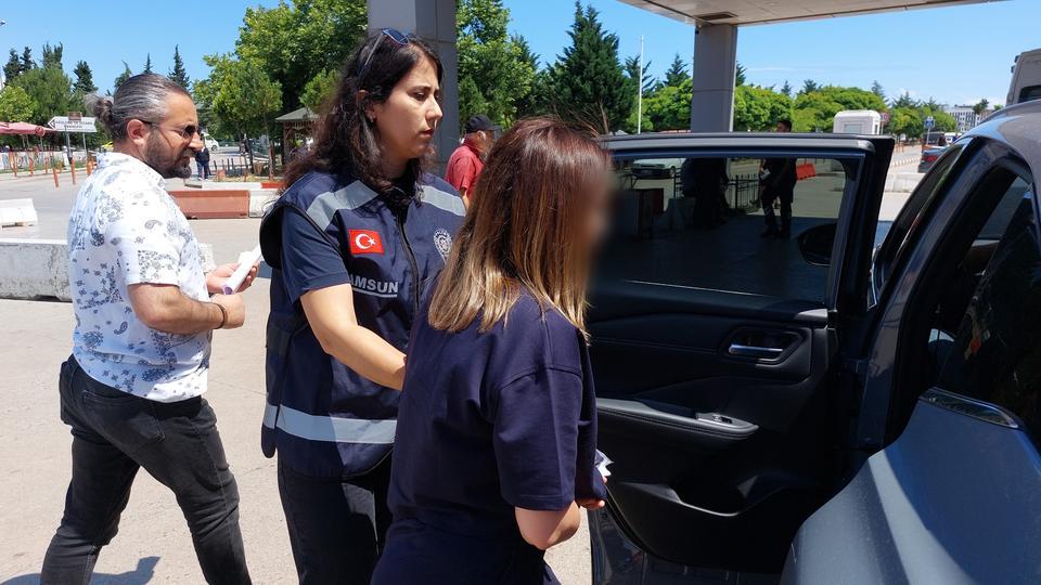 EVLİLİK VAADİYLE 444 BİN LİRALIK ALTIN ALDIRAN KADINLAR TUVALETTE KIYAFET DEĞİŞTİRİP KAÇTILAR YABANCI UYRUKLU KADINLARDAN BİRİ POLİS TARAFINDAN YAKALANDI