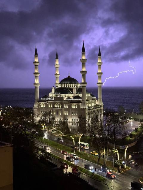 Şimşekler geceyi aydınlattı