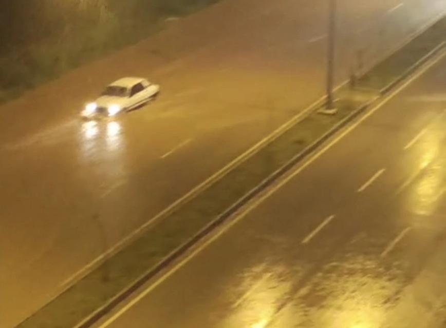 Şiddetli yağmur cadde ve sokakları göle çevirdi