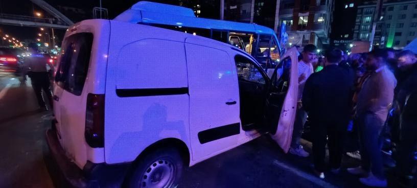 RİZE'DE MİNİBÜS İLE HAFİF TİCARİ ARAÇ ÇARPIŞTI: 10 YARALI