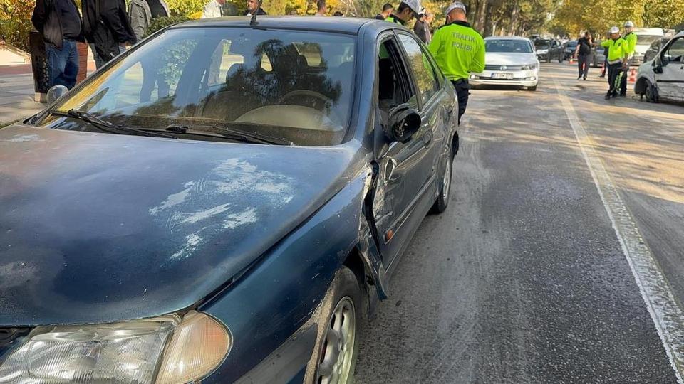 Hafif ticari araç ile otomobil çarpıştı