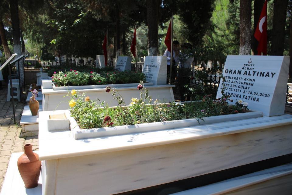 JANDARMA, ŞEHİTLERİ MEZARI BAŞINDA ANDI ŞEHİT AİLELERİ DUYGU DOLU ANLAR YAŞADI